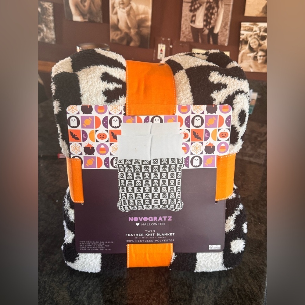 Novogratz Halloween Twin Feather Knit Blanket - Orange and Black